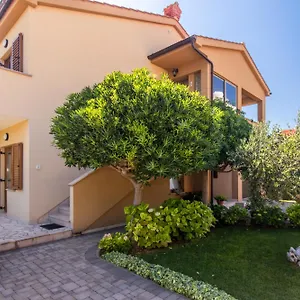 https://apartmani-pina.primorje-gorskikotar.com